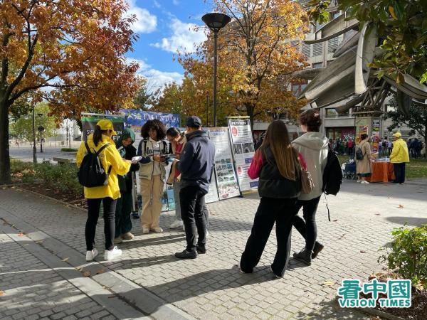 西岱大学的学生在当日活动上了解了中共本质，纷纷在End CCP征签表上签字。