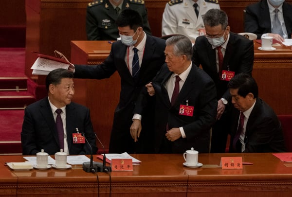 中共二十大闭幕会上，前党魁胡锦涛被架离会场，栗战书本想站起，被王沪宁一把拉回座位上。（图片来源：Kevin Frayer/Getty Images）