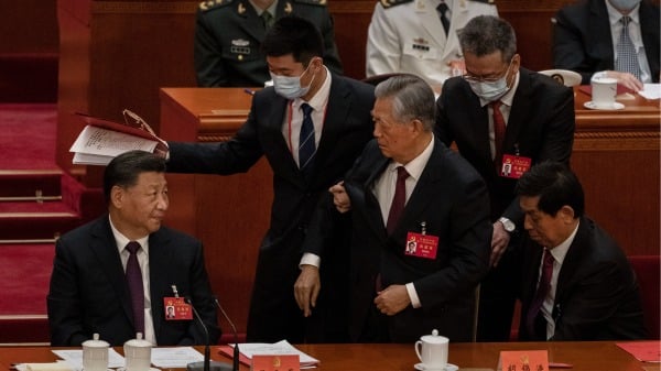 在被架离会场前，胡锦涛与习近平最后一次对视。