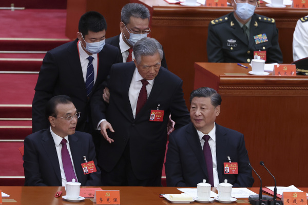中共二十大闭幕会议期间胡锦涛“被离场”前与习近平交谈。
