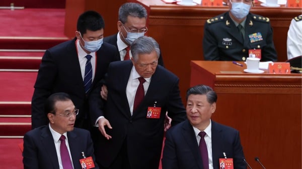 2022年10月22日上午11時，中共二十大閉幕式上，胡錦濤被工作人員帶離會場。 (圖片來源：Lintao Zhang/Getty Images）