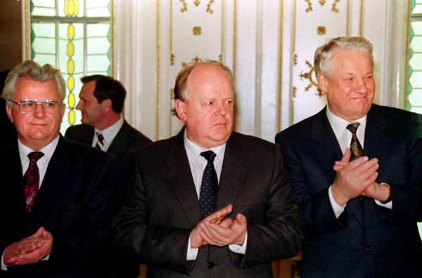 1991年12月8日，乌克兰总统列昂尼德・克拉夫丘克（左）、白俄罗斯最高苏维埃主席斯坦尼斯拉夫・舒什凯维奇（中）和俄罗斯总统鲍里斯・叶利钦（右）签署了一项互助协议，声明“苏联作为一个地缘政治现实[和]国际法主体已不复存在。”该文件同时宣布在后苏联领土上建立一个新实体——独立国家联合体。（图片来源：NOVOSTIAFP via Getty Images）
