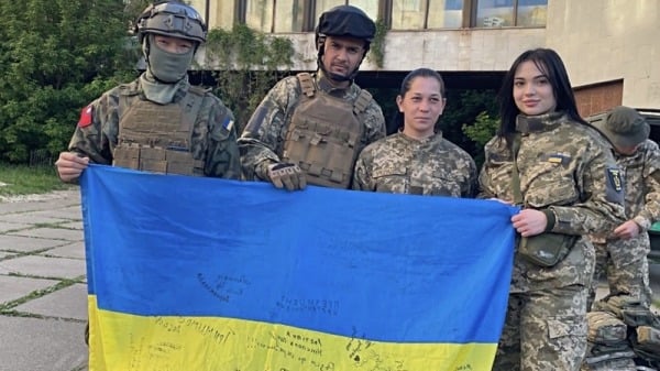 赴烏志願軍獲烏克蘭國旗留念。