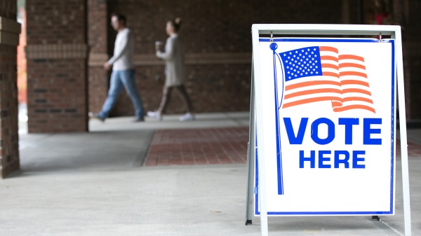 美國選民在2018年中期選舉投票。圖為一投票站外。（Jessica McGowan/Getty Images)(