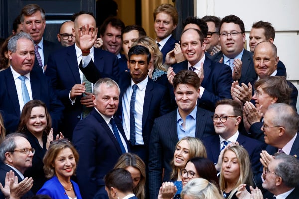 2022年10月24日，苏纳克抵达英国伦敦的保守党总部时挥手致意。