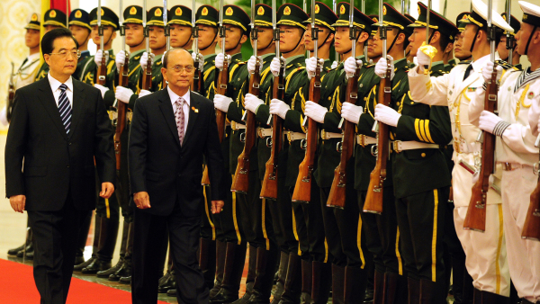2011年5月27日在北京大會堂，胡錦濤陪同到訪的緬甸總統登盛在歡迎儀式上檢閱軍隊儀仗隊。（圖片來源：FREDERIC J. BROWNAFP via Getty Images）2(16:9)