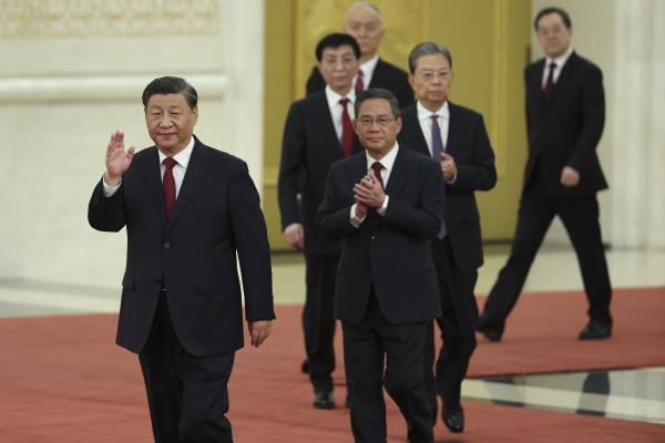 2022年10月23日，中国北京，习近平（左一）代领中共最高权力机构中央政治局的新一届常委出来与媒体见面。习近平在中共二十大上成功加封第三任期，成为自毛泽东以来中国权势最大的终身独裁者。（图片来源：Lintao Zhang/Getty Images）
