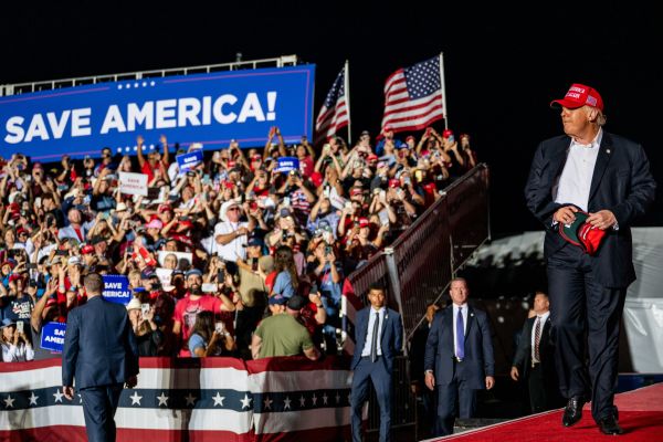 图为2022 年 10 月 22 日，美国前总统川普到达德克萨斯州罗布斯敦（Robstown）参加“拯救美国”集会，为共和党候选人助阵，在中期选举日11月8日前为支持者和选民再次注入活力。（图片来源：Brandon Bell/Getty Images）