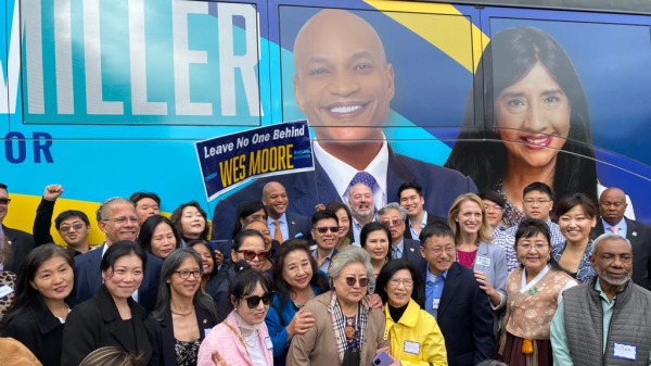 马里兰州民主党正、副州长候选人摩尔与米勒与会者在竞选大巴车前共同合影(16:9)