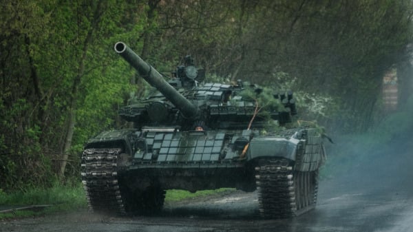 俄罗斯入侵乌克兰战争期间，在乌克兰东部莱曼（Lyman）附近的公路上，一辆乌克兰T-72坦克在大雨中疾行。