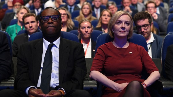 10月2日，英国首相特拉斯（Liz Truss）和财政大臣克瓦滕（Kwasi Kwarteng）参加了英国保守党在伯明翰举行党内年度会议。
