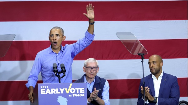 2022年10月29日，美国前总统奥巴马在威斯康星州为民主党州长 Tony Ever 和联邦参议员候选人Mandela Barnes（右）助选。（图片来源：Scott Olson/Getty Images)