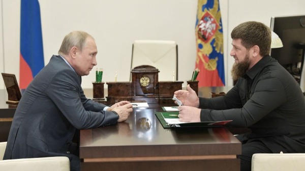 2019年8月31日，车臣共和国总统拉姆赞・卡德罗夫（右）在莫斯科郊外的新奥加廖沃州官邸与俄罗斯总统弗拉基米尔・普京交谈。