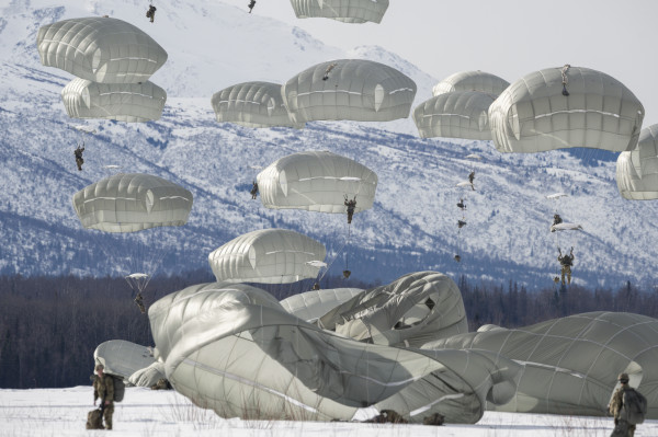 圖為2022年3月24日，美國陸軍傘兵在阿拉斯加進行空降訓練。美國陸軍和空軍部隊定期進行共同訓練，以加強和保持他們在北極環境中的任務準備技能。（圖片來源：Alejandro Peña/US Air Force）