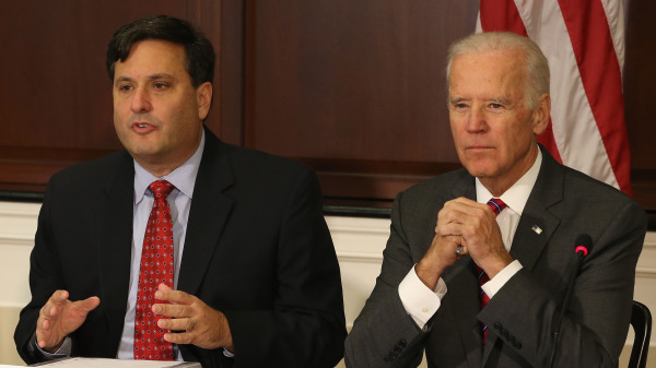時任美國副總統的拜登（Biden）和「埃博拉應對協調員」羅恩·克萊恩（Ron Klain，左）在華盛頓特區舉行的埃博拉會議上發表講話。