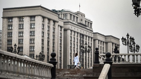 位于莫斯科市中心的俄罗斯议会下议院国家杜马大楼。（图片来源：ALEXANDER NEMENOVAFP via Getty Images）(16:9)
