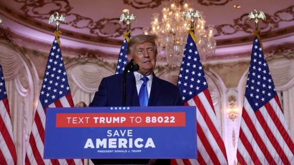 2022年11月8日晚间，在佛罗里达州棕榈滩的海湖庄园举行的选举之夜活动上，美国前总统川普（Trump）在等待中期选举结果时向他的支持者们发表讲话。