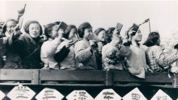文革中的红卫兵举着毛泽东的红宝书。（网络图片）