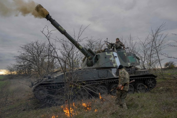 图为2022 年 10 月 28 日，乌克兰炮兵部队成员在南部赫尔松地区郊外向赫尔松的俄罗斯军队阵地开炮。俄罗斯11月9日宣布从赫尔松撤退。（图片来源：BULENT KILIC/AFP via Getty Images）