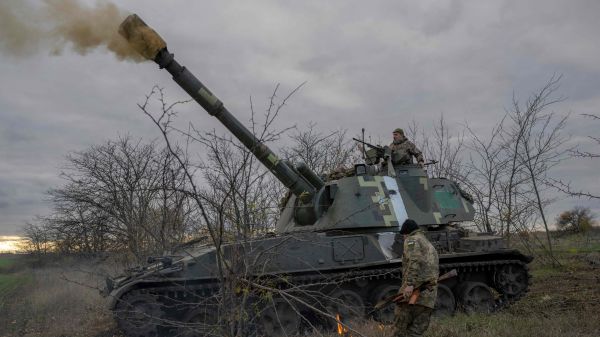 圖為2022年10 月28 日，烏克蘭砲兵部隊成員在南部赫爾鬆地區郊外向赫爾鬆的俄羅斯軍隊陣地開砲。俄羅斯11月9日宣布從赫爾松撤退。