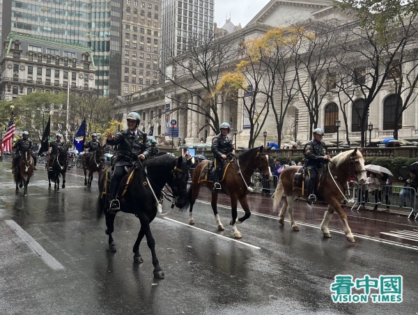 第103届纽约老兵节游行在风雨中于在纽约曼哈顿五大道举行，有超过280个团体多达2万多人参加