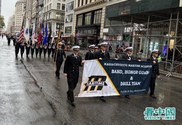 第103届纽约老兵节游行在风雨中于在纽约曼哈顿五大道举行，有超过280个团体多达2万多人参加