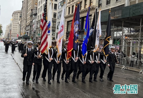 第103屆紐約老兵節遊行在風雨中於在紐約曼哈頓五大道舉行，有超過280個團體多達2萬多人參加