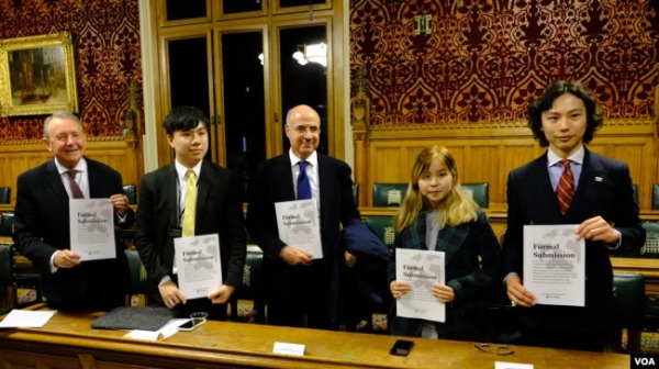 重光團隊”成員與英國國會上議院議員奧爾頓勳爵（圖左一）， 和金融家布勞德 （圖中）出席報告發布會 。