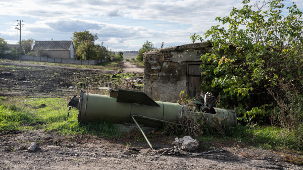 在乌克兰全境的民用目标遭受自俄罗斯入侵战争开始以来最暴烈的导弹轰炸袭击之后，俄军发射的苏联时代“OTR-21托奇卡”（OTR-21 Tochka）弹道导弹在乌克兰哈尔科夫州的村庄库尼（Kunie）爆炸后留下的残骸。
