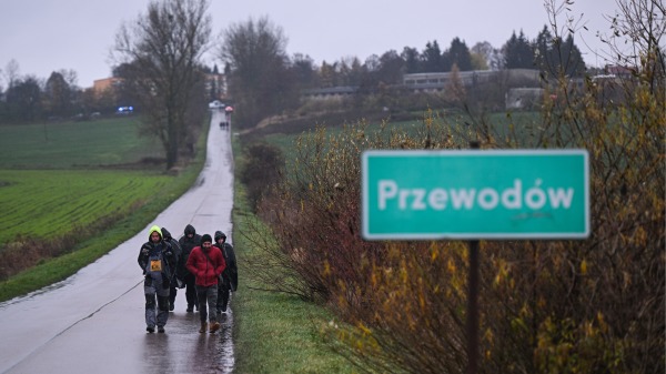 一枚導彈擊中了波蘭邊境村莊普熱沃多夫（Przewodów），導致2人死亡。2(16:9)