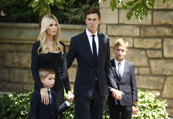 图为2022 年 7 月 20 日，美国前总统川普的长女伊万卡・川普（Ivanka Trump）和丈夫贾里德・库什纳（Jared Kushner）带着两个孩子在纽约市参加伊万娜・川普（Ivana Trump）的葬礼。享年73岁的伊万娜是川普的第一任妻子和伊万卡的生母。伊万卡和库什纳还有一个女儿，没在图片里。（图片来源：John Lamparski/Getty Images）