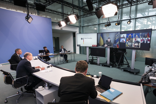 德国总理奥拉夫．朔尔茨和乌克兰总统泽伦斯基与G7成员进行视频通话。(图片来源: Steffen Kugler/Bundesregierung via Getty Images