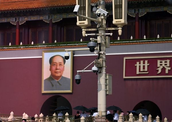2022年9月27日，中国国庆节前，北京天安门已故中共领导人毛泽东的画像前装有摄像头。