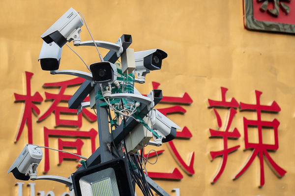 在北京的一個酒吧和餐館區的入口處，可以看到安全攝像頭。