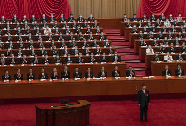 2022年10月16日，在中國北京人民大會堂舉行的中共第二十次全國代表大會開幕式上，中國國家主席習近平（右下）準備發言。
