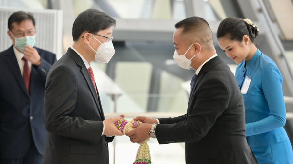 17日，香港特首李家超抵达泰国曼谷出席第29届亚太经合组织会议（APEC）。（图片来源：香港政府新闻处）