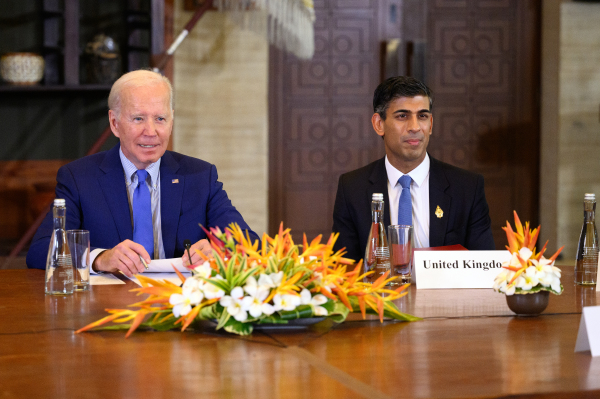 美國總統拜登和英國首相裡希．蘇奈克在G20峰會上