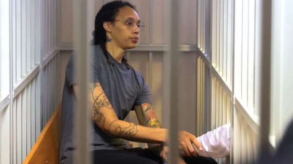 8月4日，在莫斯科郊外的希姆基舉行的聽證會上，法院作出判決後，美國女子國家籃球協會 (WNBA) 籃球運動員布里特尼•格林納 (Brittney Griner) 坐在被告的籠子裡。