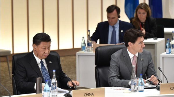 中国国家主席习近平（左）和加拿大总理贾斯汀·特鲁多