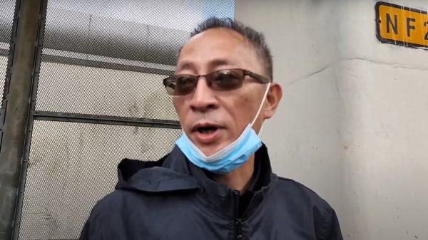 11月18日，网台D100主持“杰斯”刑满出狱。他对在场传媒表示无意移民，香港是我家。（图片来源：视频截图）