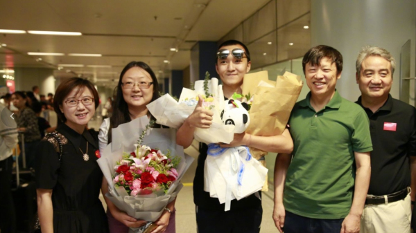 2019年胡錫進（右二）拉大隊去北京機場迎接付國豪（中）。（圖片來源：微博截圖）