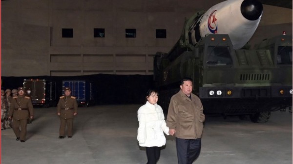 2022年11月18日，金正恩至平壤顺安视察洲际弹道飞弹（ICBM）火星-17型试射之时，第一次对外公开二女儿金主爱画面。
