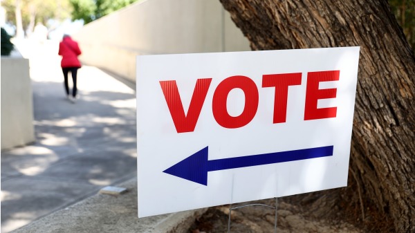美国中期选举前夕，在加州橙县的一个投票点外的“投票”标志。