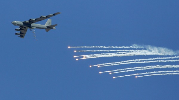 2007年9月14日，美军B-52战机在内华达州印第安斯普林斯附近的测试和训练靶场举行的美国空军火力演示中投下500磅炸弹和照明弹。（Ethan Miller/Getty Images）