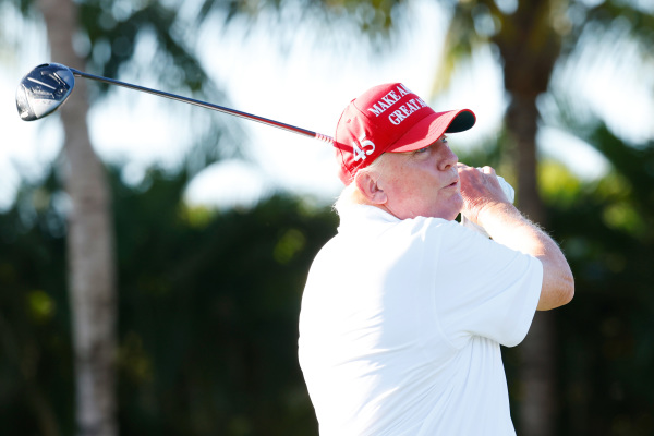 图为2022年10月27日，美国前总统川普在佛罗里达州多拉（Doral）市打高尔夫球。（图片来源：Chris Trotman/LIV Golf via Getty Images）