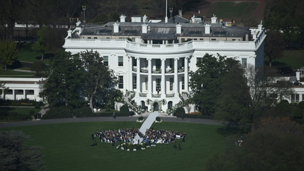 賓客們齊聚美國華盛頓特區白宮南草坪，參加美國喬·拜登（Joe Biden）總統的孫女內奧米·拜登（Naomi Biden）和彼得·尼爾（Peter Neal）的婚禮。