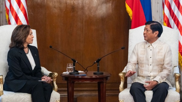 2022年11月21日，美国副总统哈里斯访问菲律宾会见总统小马科斯（HAIYUN JIANG/POOL/AFP via Getty Images）