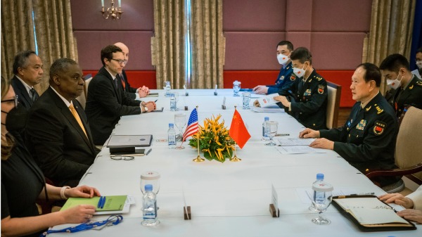 2022年11月22日，美国国防部长奥斯汀（Lloyd J. Austin）和中共防长魏凤和在柬埔寨会晤。 (DoD photos by Chad J. McNeeley)