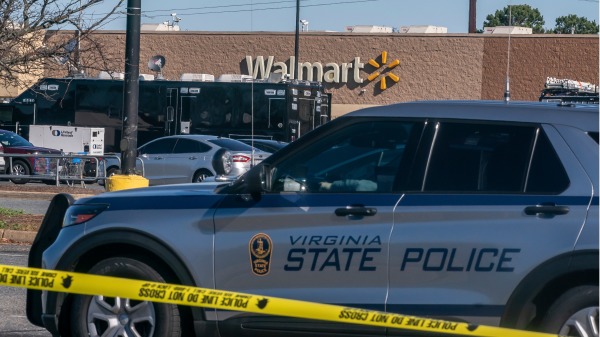 2022年11月22日晚，美国弗吉尼亚州一个沃尔玛商店内发生大型枪案，6人死亡。（Nathan Howard/Getty Images）