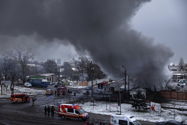 2022 年 11 月 23 日，俄罗斯对乌克兰首都基辅发动空袭，基辅市中心发生多起爆炸，并影响了基础设施。基辅市长报告了停电和停水。图为基辅消防和救援人员在市中心对被俄罗斯导弹击中的建筑物进行灭火和救援行动。（图片来源：Jeff J Mitchell/Getty Images）